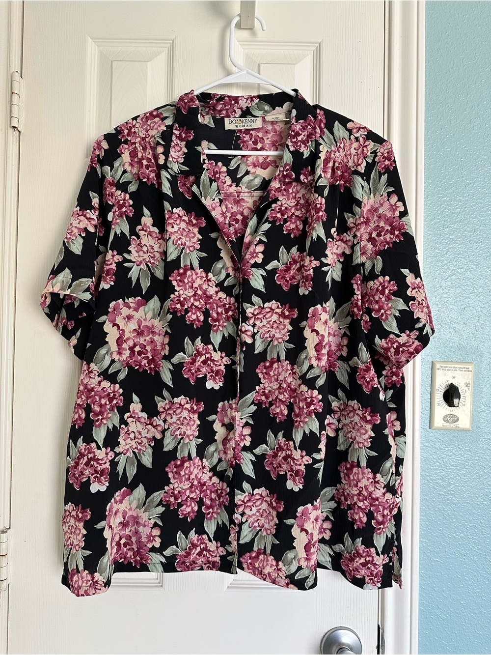 vintage Donnkenny Woman short-sleeve blouse black base and pink floral 3X